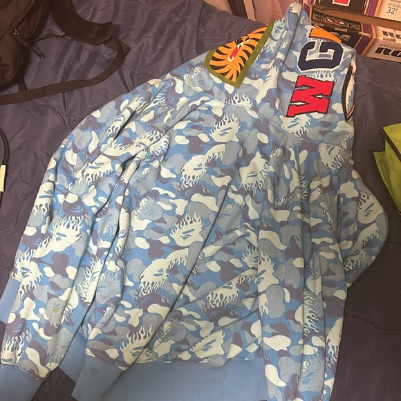 A bathing ape hoodie very nice and stylish original price 400$ worn once - Picture 3 of 3